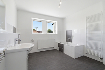 Koupelna byt č. 3, patro - Prodej domu 250 m², Kasejovice