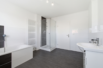Koupelna byt č. 3, patro - Prodej domu 250 m², Kasejovice