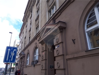 pohled na dům - Pronájem bytu 2+1 v osobním vlastnictví 65 m², Praha 3 - Vinohrady