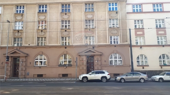 pohled na dům - Pronájem bytu 2+1 v osobním vlastnictví 65 m², Praha 3 - Vinohrady