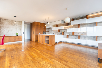 Kuchyně s obývacím pokojem - Pronájem bytu 3+kk v osobním vlastnictví 112 m², Praha 8 - Libeň