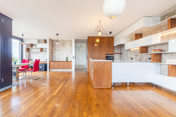 Kuchyně s obývacím pokojem - Pronájem bytu 3+kk v osobním vlastnictví 112 m², Praha 8 - Libeň