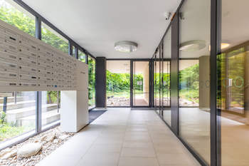 Vchod do domu - Pronájem bytu 3+kk v osobním vlastnictví 112 m², Praha 8 - Libeň
