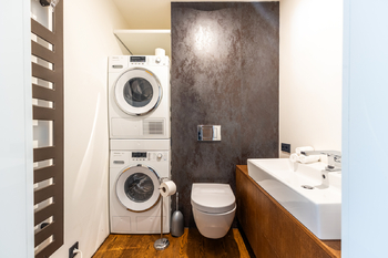 Denní toaleta + pračka a sušička Miele - Pronájem bytu 3+kk v osobním vlastnictví 112 m², Praha 8 - Libeň