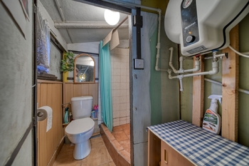 koupelna s WC - Prodej chaty / chalupy 40 m², Ovčáry