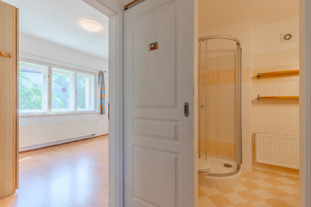 Ložnice / koupelna - Pronájem bytu 2+kk v osobním vlastnictví 41 m², Praha 5 - Košíře