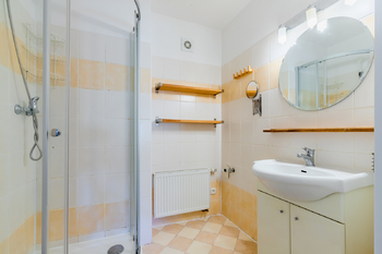 Koupelna - Pronájem bytu 2+kk v osobním vlastnictví 41 m², Praha 5 - Košíře