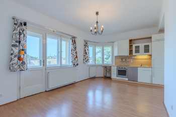 Obývací pokoj s kuchyň. koutem - Pronájem bytu 2+kk v osobním vlastnictví 41 m², Praha 5 - Košíře