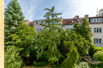 Výhled na zahradu - Pronájem bytu 2+kk v osobním vlastnictví 41 m², Praha 5 - Košíře