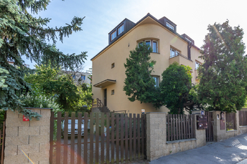 Pohled na dům - Pronájem bytu 2+kk v osobním vlastnictví 41 m², Praha 5 - Košíře