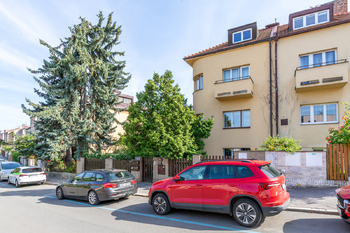 Pohled na dům - Pronájem bytu 2+kk v osobním vlastnictví 41 m², Praha 5 - Košíře