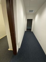 chodba ke kancelářím (menším skladům) - Pronájem skladovacích prostor, Plzeň