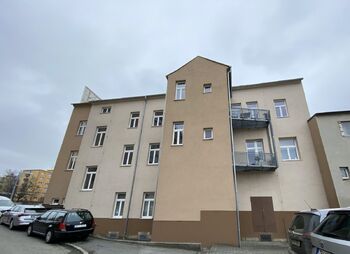 zadní pohled na dům - Pronájem skladovacích prostor, Plzeň