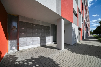Vchod - Prodej bytu 1+kk v osobním vlastnictví 30 m², Kolín