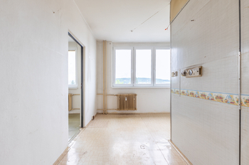 průhled kuchyní - Prodej bytu 3+1 v osobním vlastnictví 60 m², Klatovy