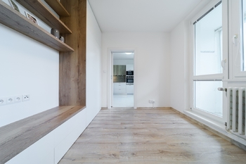 Prodej moderního a kompletně zrekonstruovaného bytu 2+kk s lodžií, 44 m², Teyschlova, Brno – Bystrc - Prodej bytu 2+kk v osobním vlastnictví 44 m², Brno