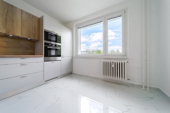 Prodej moderního a kompletně zrekonstruovaného bytu 2+kk s lodžií, 44 m², Teyschlova, Brno – Bystrc - Prodej bytu 2+kk v osobním vlastnictví 44 m², Brno