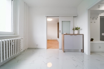 Prodej moderního a kompletně zrekonstruovaného bytu 2+kk s lodžií, 44 m², Teyschlova, Brno – Bystrc - Prodej bytu 2+kk v osobním vlastnictví 44 m², Brno