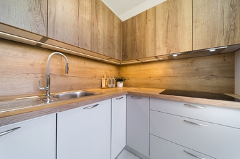 Prodej moderního a kompletně zrekonstruovaného bytu 2+kk s lodžií, 44 m², Teyschlova, Brno – Bystrc - Prodej bytu 2+kk v osobním vlastnictví 44 m², Brno 