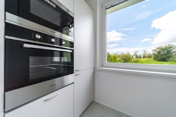Prodej moderního a kompletně zrekonstruovaného bytu 2+kk s lodžií, 44 m², Teyschlova, Brno – Bystrc - Prodej bytu 2+kk v osobním vlastnictví 44 m², Brno