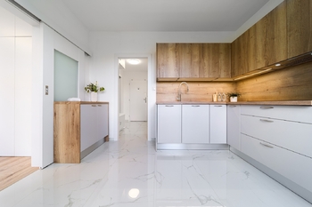 Prodej moderního a kompletně zrekonstruovaného bytu 2+kk s lodžií, 44 m², Teyschlova, Brno – Bystrc - Prodej bytu 2+kk v osobním vlastnictví 44 m², Brno