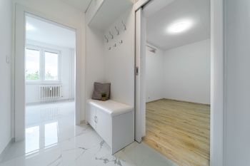Prodej moderního a kompletně zrekonstruovaného bytu 2+kk s lodžií, 44 m², Teyschlova, Brno – Bystrc - Prodej bytu 2+kk v osobním vlastnictví 44 m², Brno