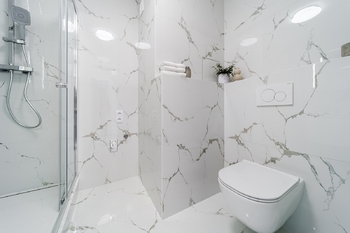 Prodej moderního a kompletně zrekonstruovaného bytu 2+kk s lodžií, 44 m², Teyschlova, Brno – Bystrc - Prodej bytu 2+kk v osobním vlastnictví 44 m², Brno