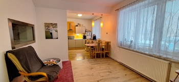 Pohled z obývacího pokoje do kuchyňského koutu - Pronájem bytu 2+kk v osobním vlastnictví 55 m², Vyškov