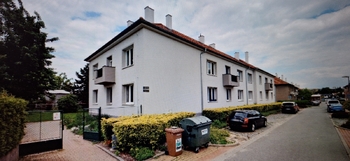 Pohled na dům ze silnice - Pronájem bytu 2+kk v osobním vlastnictví 55 m², Vyškov