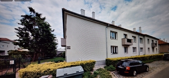 Pohled na dům ze silnice - Pronájem bytu 2+kk v osobním vlastnictví 55 m², Vyškov