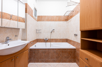 koupelna s vanou a místem pro pračku - Pronájem bytu 3+1 v osobním vlastnictví 105 m², Praha 7 - Holešovice