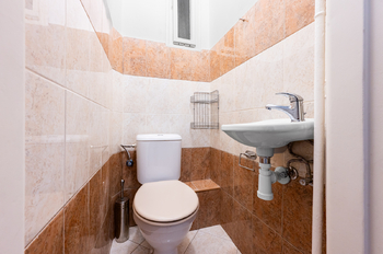 samostatné WC s umyvadlem  - Pronájem bytu 3+1 v osobním vlastnictví 105 m², Praha 7 - Holešovice