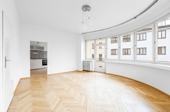 obývací pokoj s přístupem do kuchyně 20 m2 - Pronájem bytu 3+1 v osobním vlastnictví 105 m², Praha 7 - Holešovice