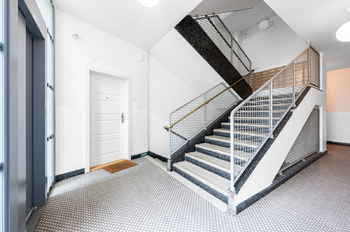 společné prostory s výtahem  - Pronájem bytu 3+1 v osobním vlastnictví 105 m², Praha 7 - Holešovice