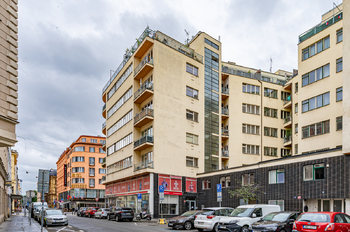 pohled na dům, vstup z ulice Františka Křížka - Pronájem bytu 3+1 v osobním vlastnictví 105 m², Praha 7 - Holešovice