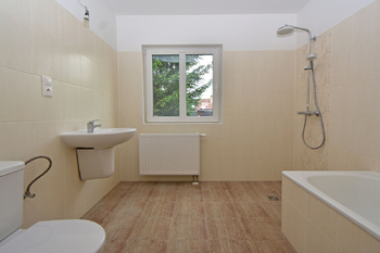 Koupelna s vanou, sprchovým koutem, toaletou a umyvadlem.  - Prodej bytu 3+1 v osobním vlastnictví 100 m², Vlastislav