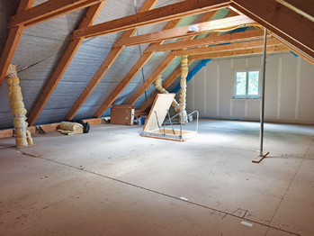 Prostorná půda.  - Prodej bytu 3+1 v osobním vlastnictví 100 m², Vlastislav