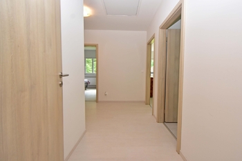 Prostorná chodba.  - Prodej bytu 3+1 v osobním vlastnictví 100 m², Vlastislav