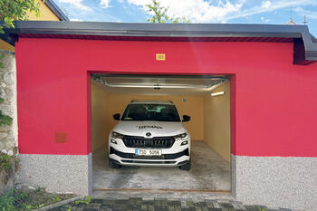 Detail interiéru garáže se zaparkovaným osobním vozem - Prodej garáže 27 m², Nejdek