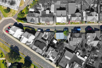 Pohled na garáže a okolí z dronu - Prodej garáže 27 m², Nejdek