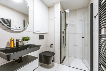KOUPELNA - Pronájem bytu 1+kk v osobním vlastnictví 26 m², Praha 10 - Vršovice