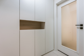 VESTAVENÉ STŘÍNĚ V CHODBĚ - Pronájem bytu 1+kk v osobním vlastnictví 26 m², Praha 10 - Vršovice