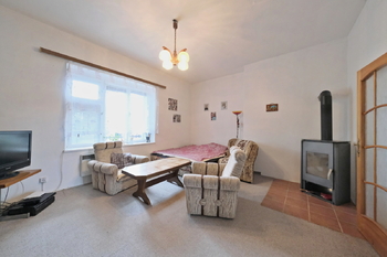 Obývák s krbovými kamny - Prodej domu 117 m², Chotilsko