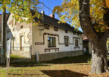 Předzahrádka směrem na náves, zahrada za domem - Prodej domu 117 m², Chotilsko