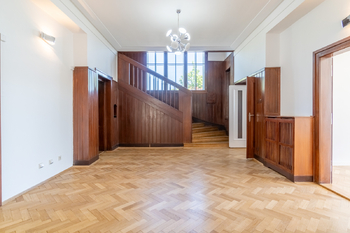 Hala se schodištěm - Prodej domu 564 m², Praha 6 - Střešovice