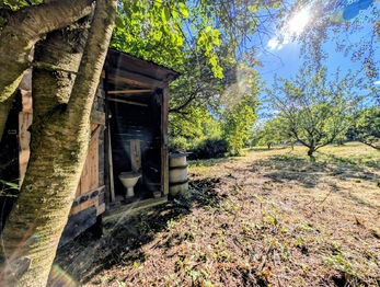 suché WC nám do výčtu chybělo ... - Prodej pozemku 1590 m², Herálec