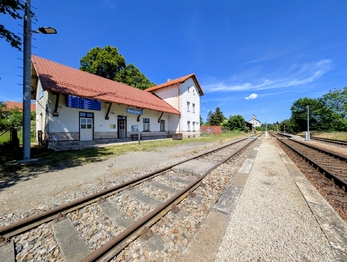 autobusové i vlakové nádraží obce má ... - Prodej pozemku 1590 m², Herálec