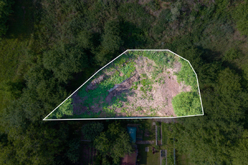 Letecký snímek se zobrazením pozemku - Prodej pozemku 345 m², Křečhoř