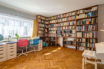 Dětský pokoj s knihovnou - Pronájem bytu 2+1 v družstevním vlastnictví 66 m², Praha 10 - Uhříněves