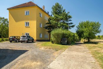 Dostatek prostoru na parkování místních. - Pronájem bytu 2+1 v družstevním vlastnictví 66 m², Praha 10 - Uhříněves